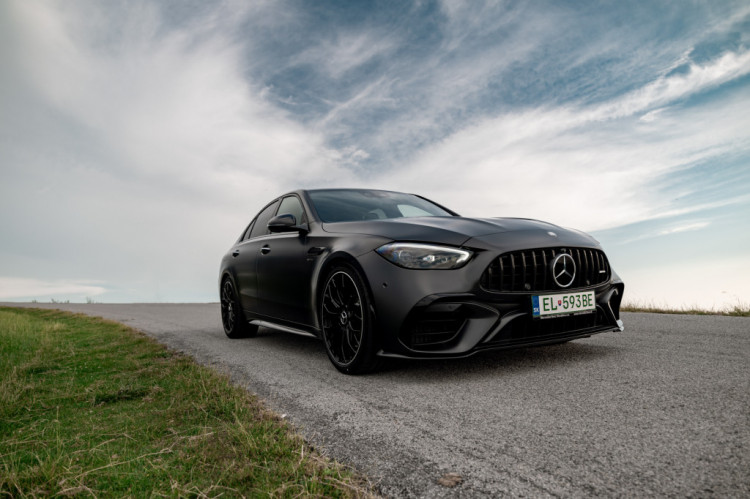 Mercedes-AMG C 63 S E Performance - Ozveny minulosti