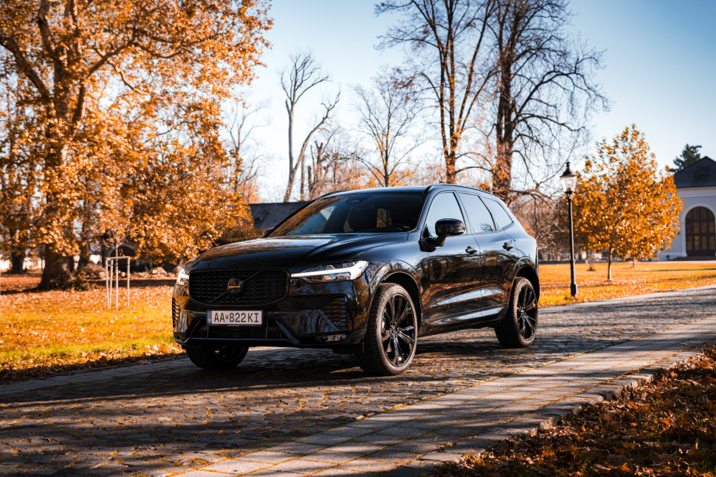 Volvo XC60 B5 AWD Black Edition – Monochromatický čierny princ